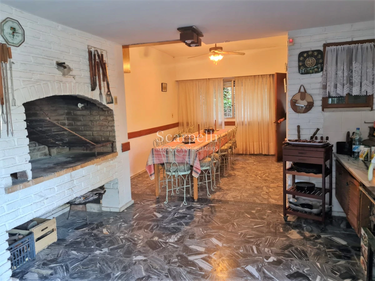 Casa ID.44743 - Venta Casa Carrasco Arocena Próximo Ideal Oficinas 6 dormitorios Gran Subsuelo ideal Depósito