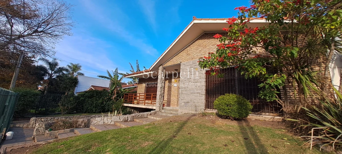 Casa ID.44743 - Venta Casa Carrasco Arocena Próximo Ideal Oficinas 6 dormitorios Gran Subsuelo ideal Depósito