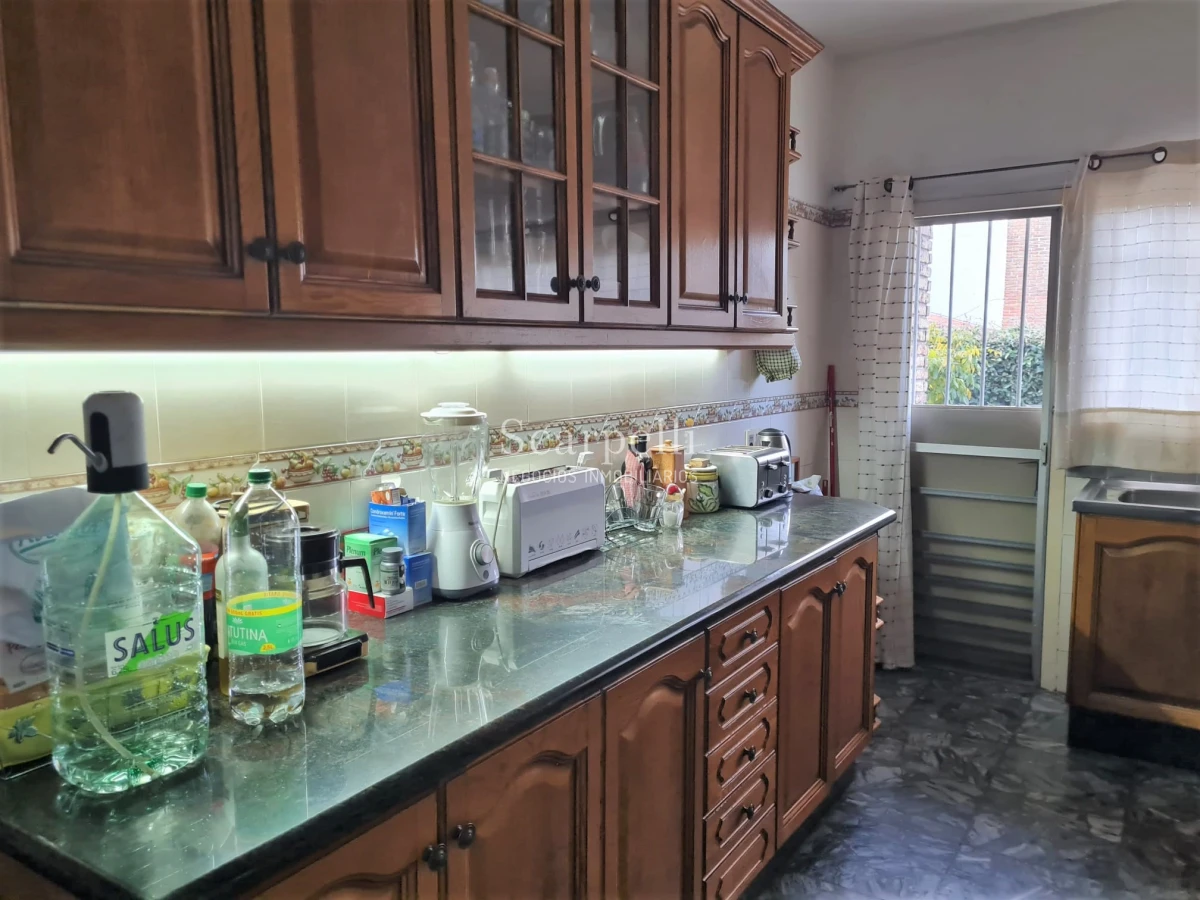 Casa ID.44743 - Venta Casa Carrasco Arocena Próximo Ideal Oficinas 6 dormitorios Gran Subsuelo ideal Depósito
