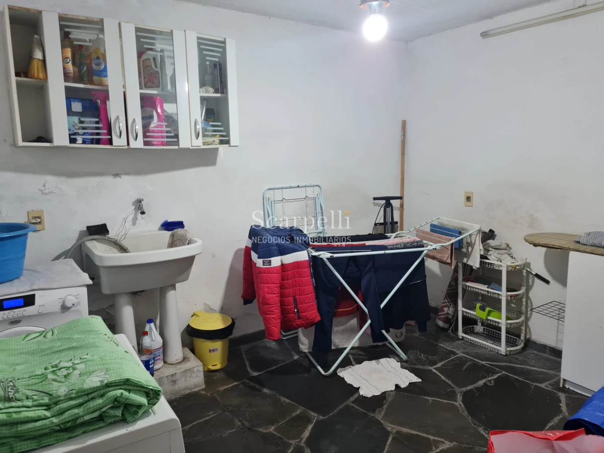 Casa ID.44743 - Venta Casa Carrasco Arocena Próximo Ideal Oficinas 6 dormitorios Gran Subsuelo ideal Depósito