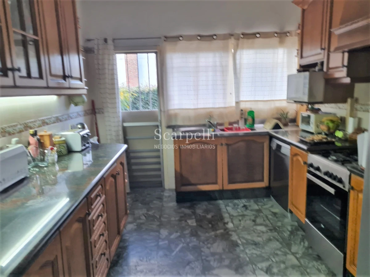 Casa ID.44743 - Venta Casa Carrasco Arocena Próximo Ideal Oficinas 6 dormitorios Gran Subsuelo ideal Depósito