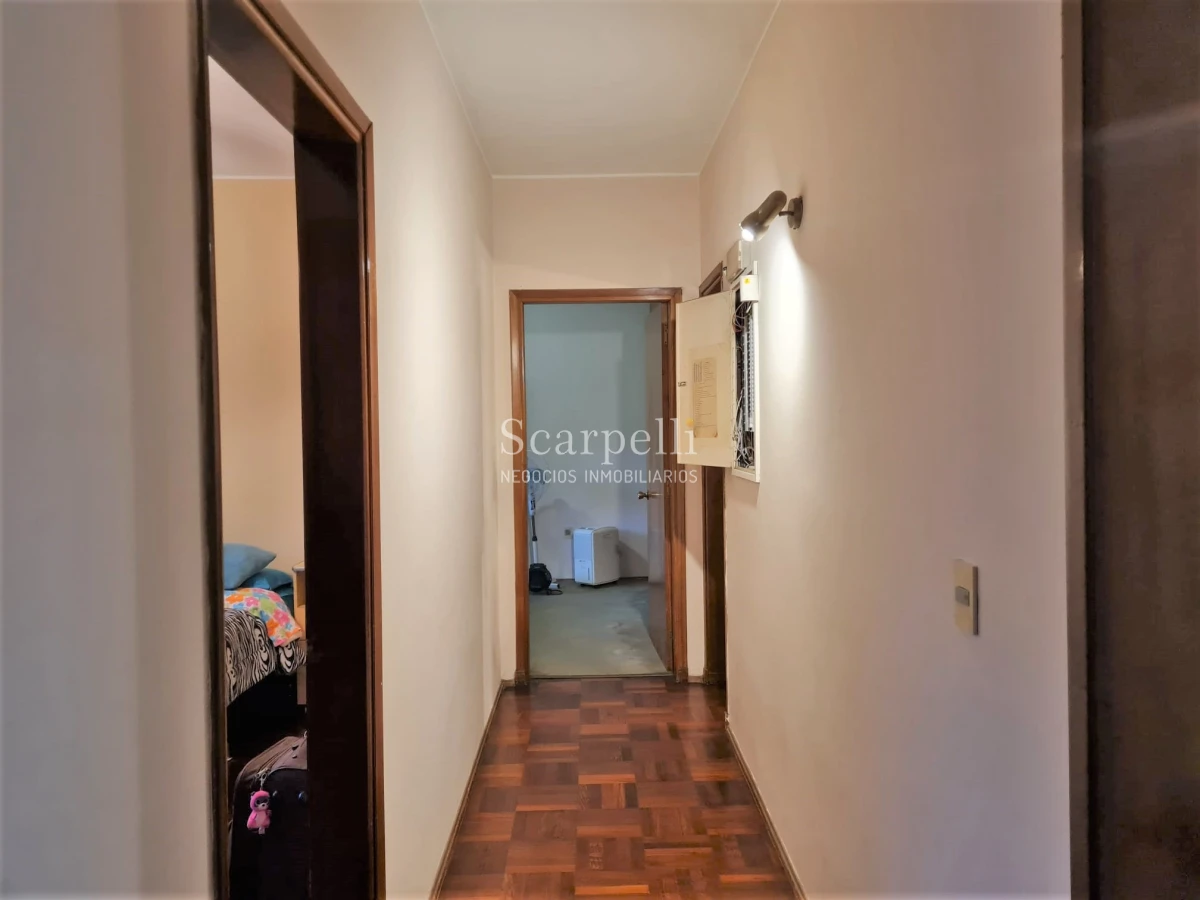 Casa ID.44743 - Venta Casa Carrasco Arocena Próximo Ideal Oficinas 6 dormitorios Gran Subsuelo ideal Depósito