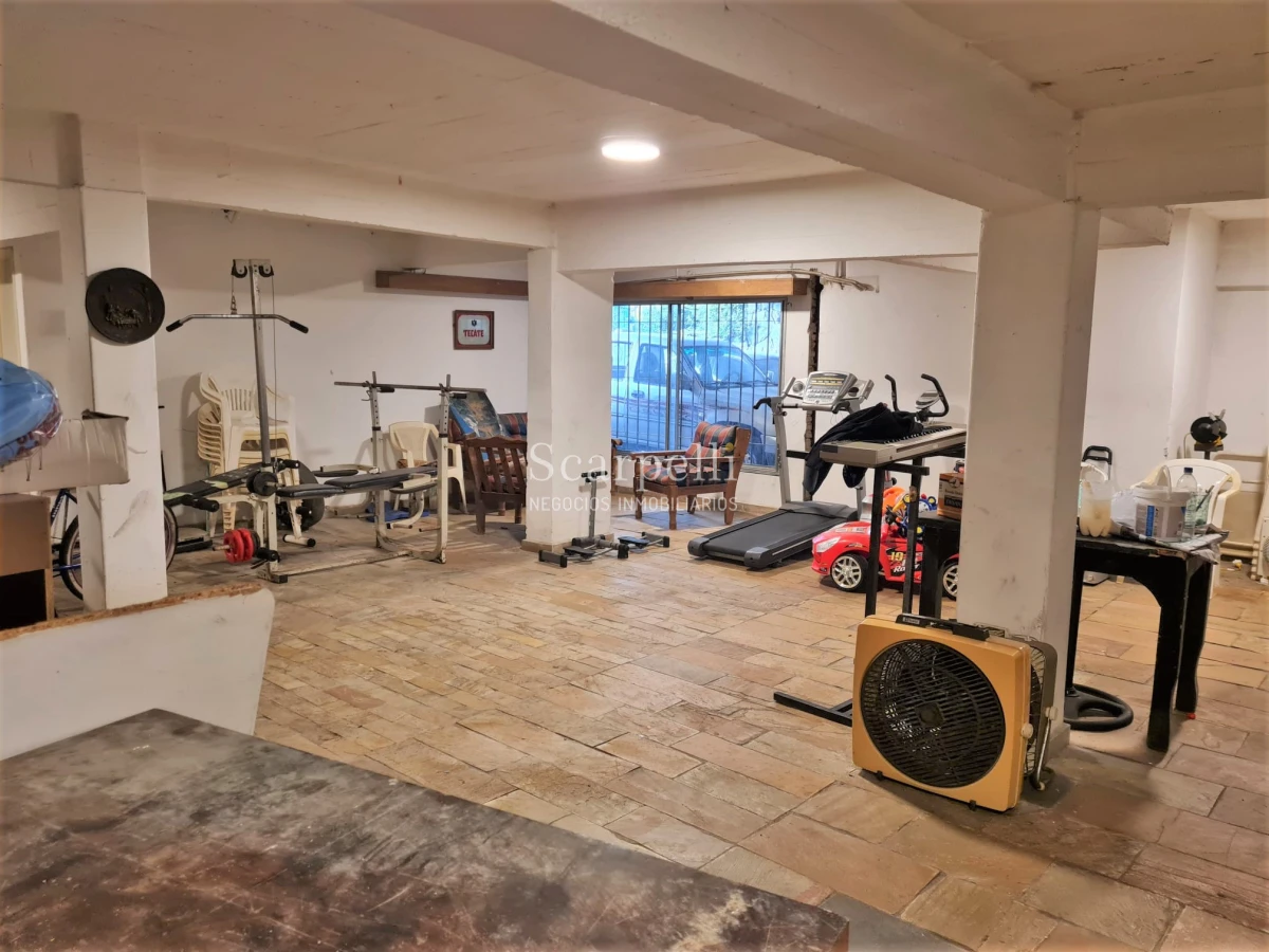 Casa ID.44743 - Venta Casa Carrasco Arocena Próximo Ideal Oficinas 6 dormitorios Gran Subsuelo ideal Depósito
