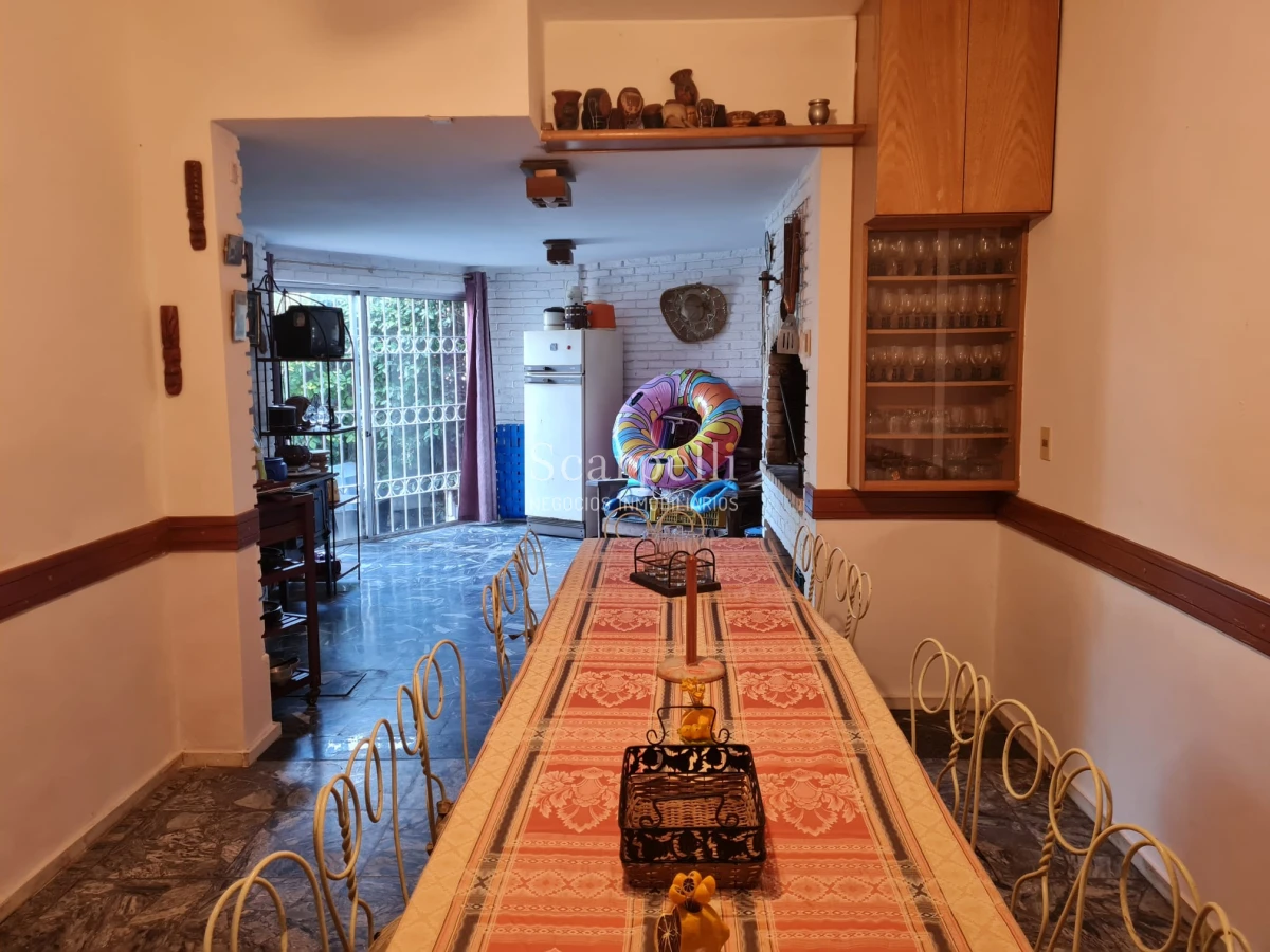 Casa ID.44743 - Venta Casa Carrasco Arocena Próximo Ideal Oficinas 6 dormitorios Gran Subsuelo ideal Depósito