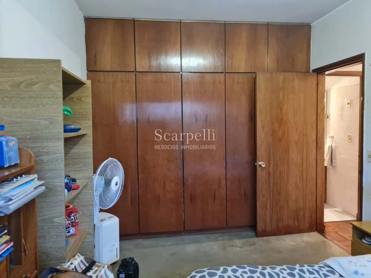 Casa ID.44743 - Venta Casa Carrasco Arocena Próximo Ideal Oficinas 6 dormitorios Gran Subsuelo ideal Depósito