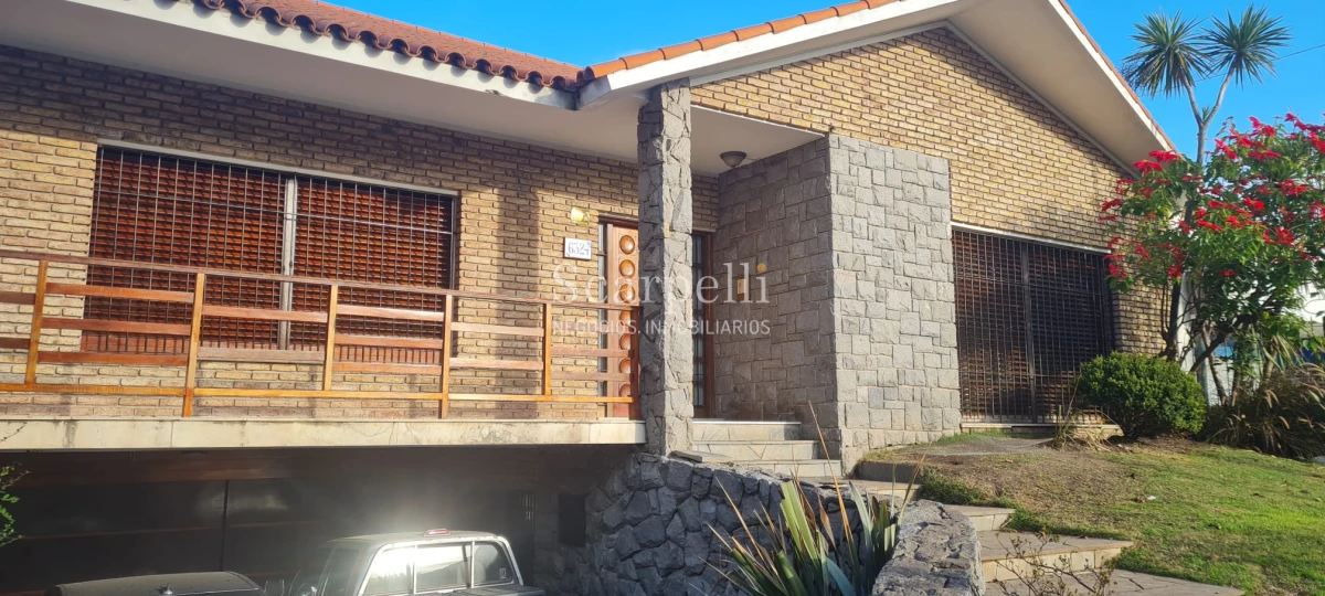Casa ID.44743 - Venta Casa Carrasco Arocena Próximo Ideal Oficinas 6 dormitorios Gran Subsuelo ideal Depósito