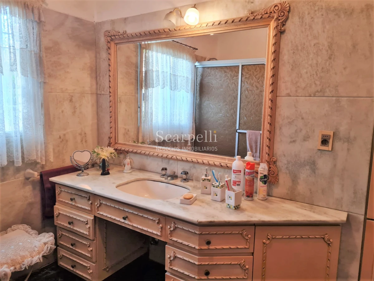 Casa ID.44743 - Venta Casa Carrasco Arocena Próximo Ideal Oficinas 6 dormitorios Gran Subsuelo ideal Depósito