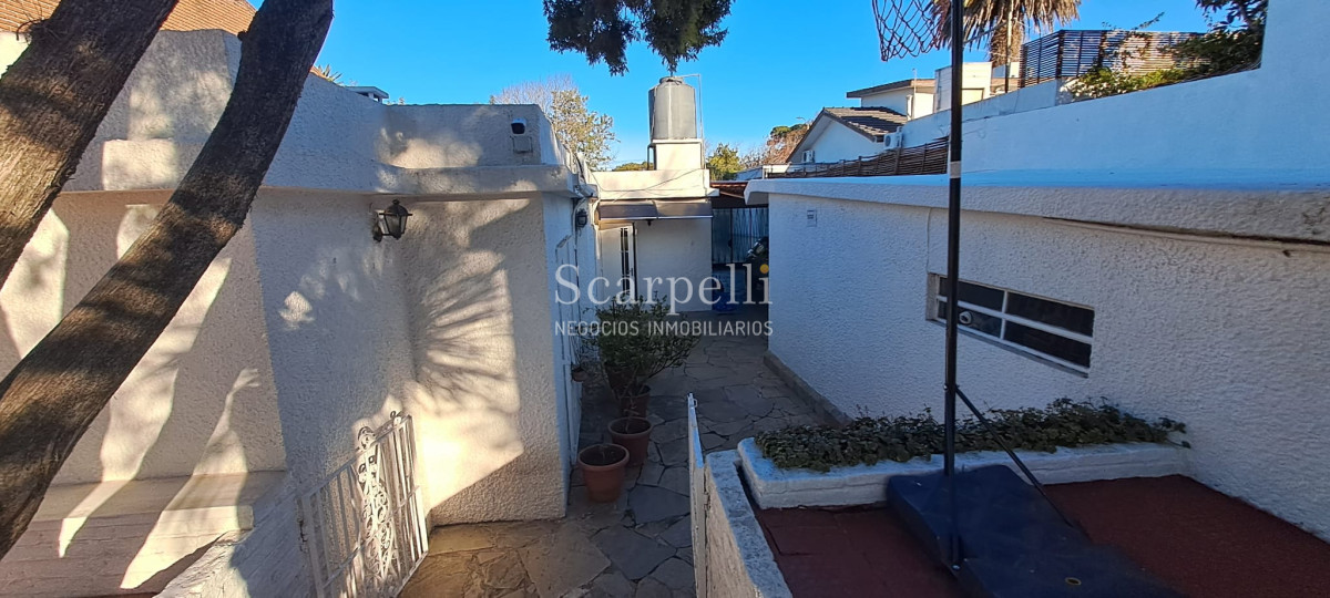 Casa ID.44999 - Venta Gran Padrón Único 1000 m2 aprox 1 planta en Inmejorable estado de mantenimiento Proximo Gral. Paz & Colegio Santa Rita.-