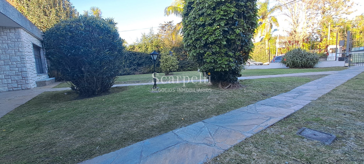 Casa ID.44999 - Venta Gran Padrón Único 1000 m2 aprox 1 planta en Inmejorable estado de mantenimiento Proximo Gral. Paz & Colegio Santa Rita.-