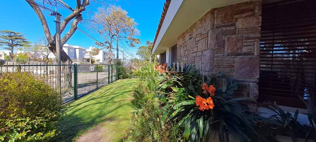 Casa ID.45280 - Punta Gorda Excelente Arquitectura con sello propio a mts. de la Rambla y muy próximo al Centro Comercial de Punta Gorda Gral Pazntorno