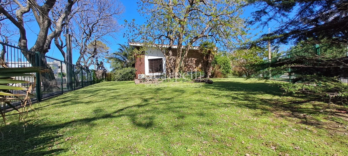 Casa ID.45280 - Punta Gorda Excelente Arquitectura con sello propio a mts. de la Rambla y muy próximo al Centro Comercial de Punta Gorda Gral Pazntorno