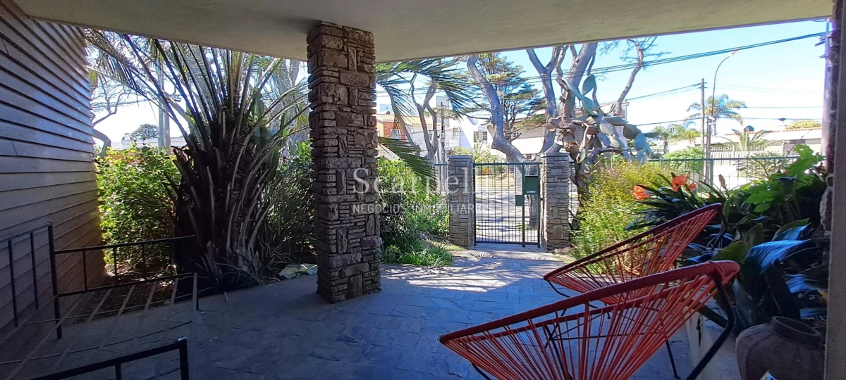 Casa ID.45280 - Punta Gorda Excelente Arquitectura con sello propio a mts. de la Rambla y muy próximo al Centro Comercial de Punta Gorda Gral Pazntorno