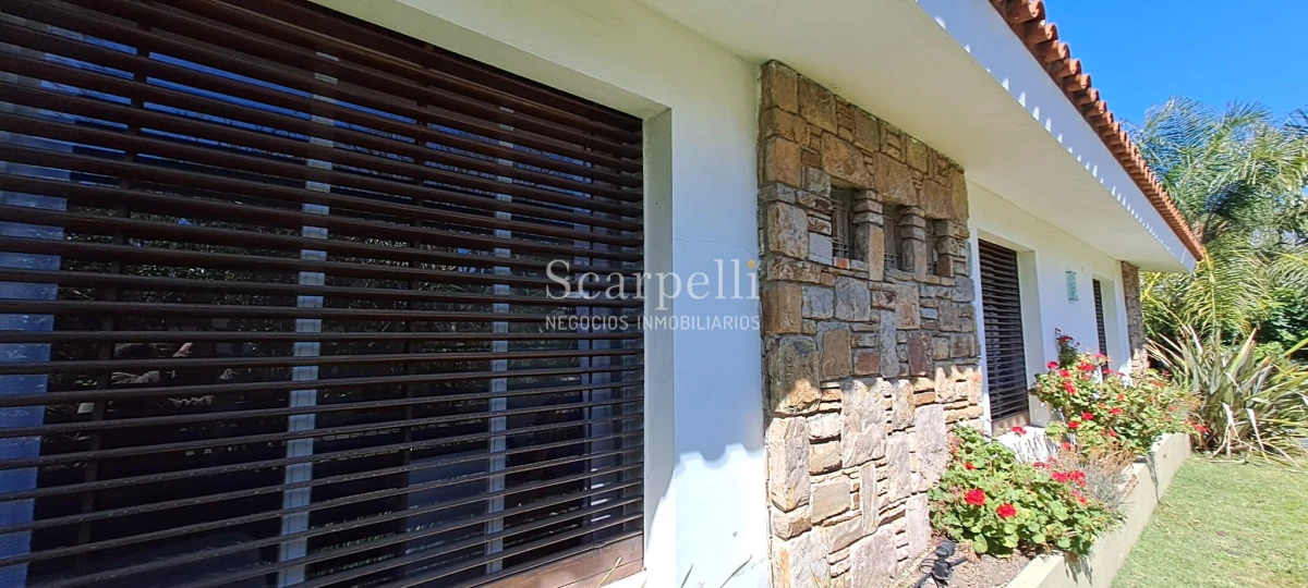 Casa ID.45280 - Punta Gorda Excelente Arquitectura con sello propio a mts. de la Rambla y muy próximo al Centro Comercial de Punta Gorda Gral Pazntorno