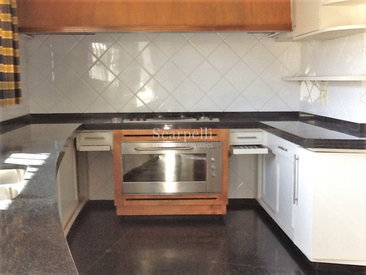 Casa ID.45280 - Punta Gorda Excelente Arquitectura con sello propio a mts. de la Rambla y muy próximo al Centro Comercial de Punta Gorda Gral Pazntorno