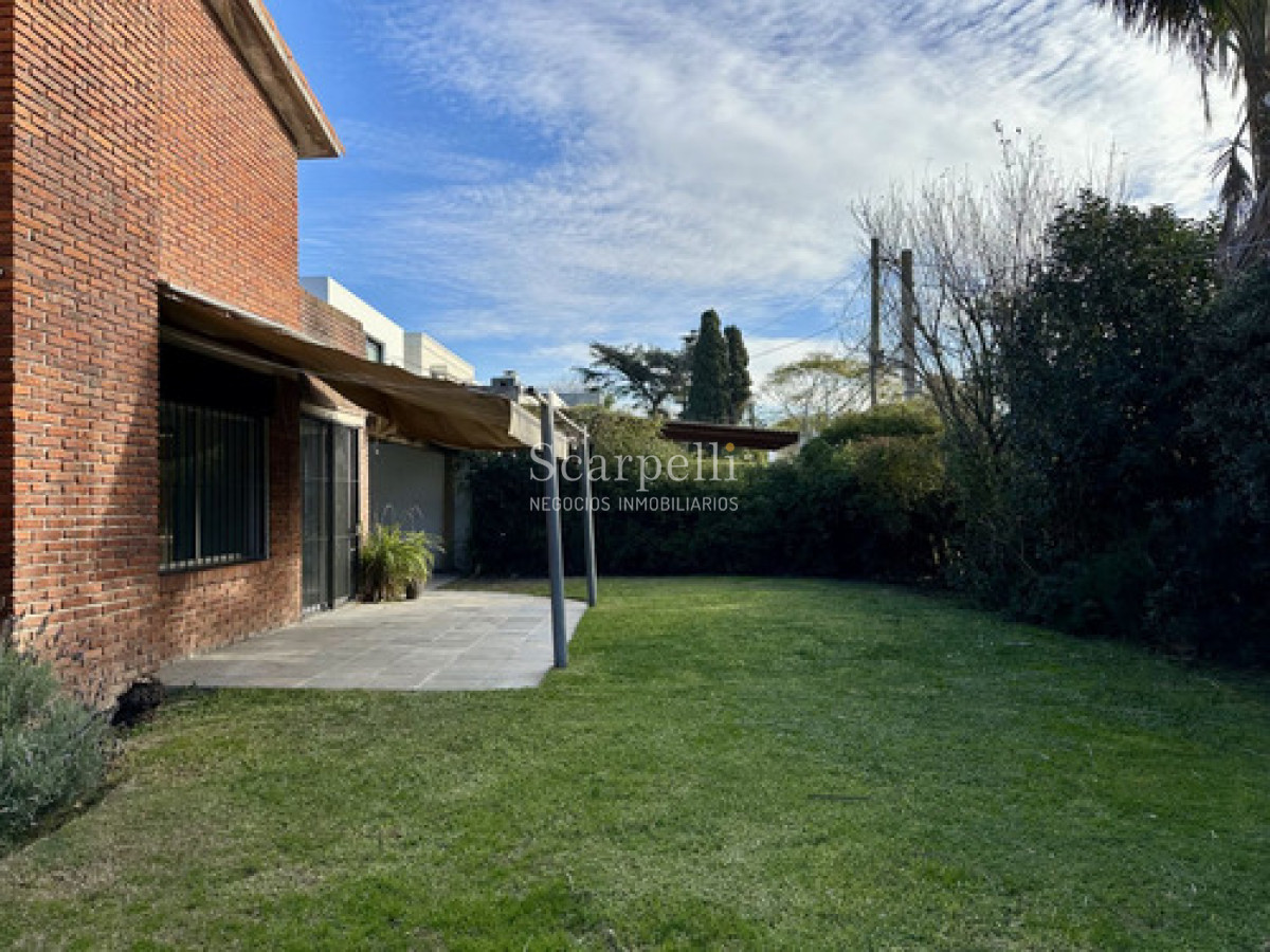 Casa ID.50458 - Carrasco Sur. Nariño. 4 Dorms.  Estar. Piscina. Garage 
