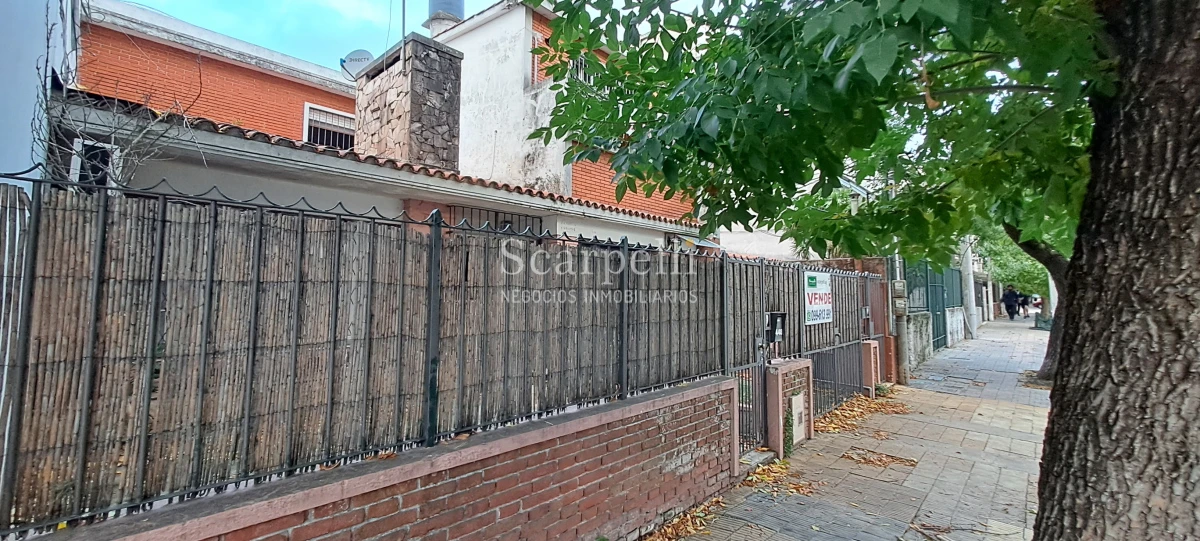 Casa ID.19164 - Ideal 2 familias o Edificio en Altura.  Buen fondo & Barbacoa Montevideo Shopping Próx.