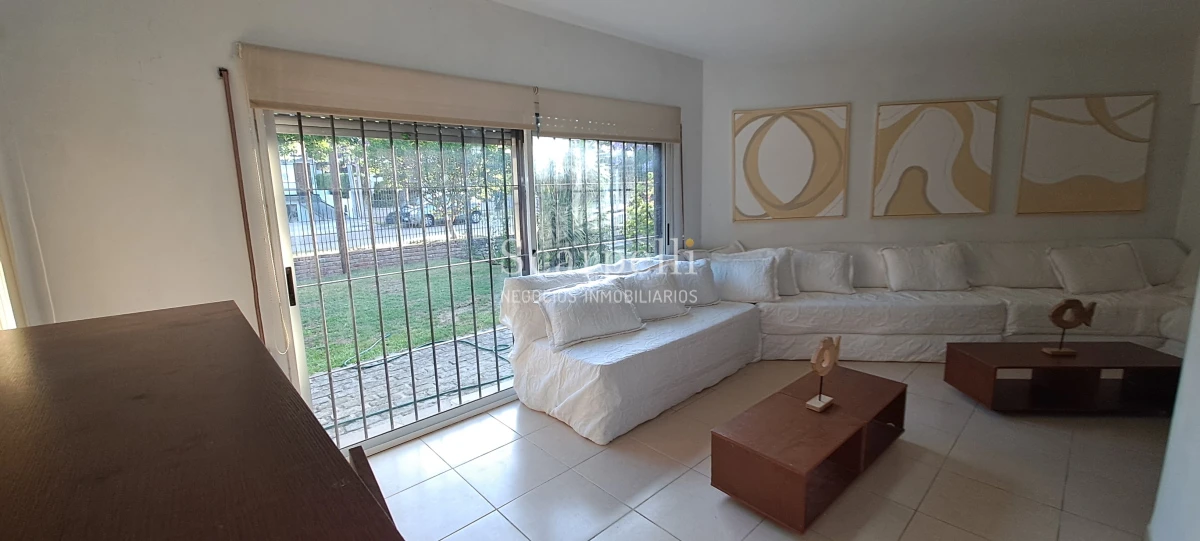 Casa ID.50359 - Venta Casa Carrasco Arocena próximo 2 o 3 dorm 3 baños Amplio Patio con parrillero