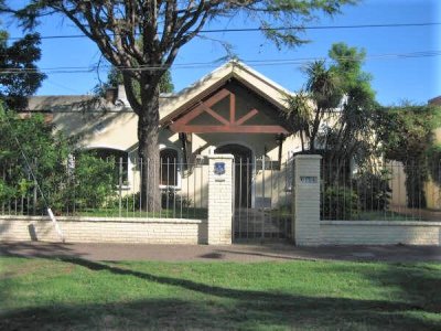 Alte. Harwood: Estupenda Propiedad Estilo Colonial toda en 1 planta con gran fondo y barbacoa.-