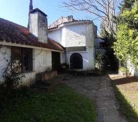 Casona  en Carrasco - Céntrica - Muy Próxima a Av. Arocena - Hotel Casino Carrasco & Rambla.-