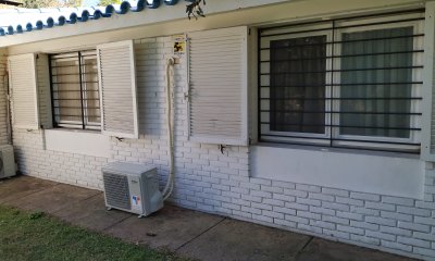 Chalet de Tejas Coloniales  todo en 1 planta construído por el afamado Arq. Mauricio Litman.-