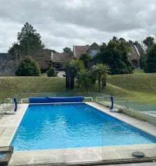 VENTA CASA 4 DORMITORIOS, PISCINA, BARBACOA CERRADA Y SERVICIO EN BARRIO PRIVADO CERRADO CARMEL