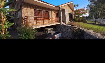 Venta Casa Carrasco Arocena Próximo Ideal Oficinas 6 dormitorios Gran Subsuelo ideal Depósito