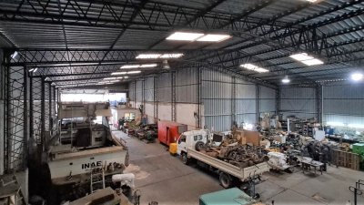 Venta Galpón como nuevo Sobre José Batlle Y Ordoñez  próximo Av. Burgues con casi 1500 m2 lineales.-