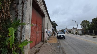 Venta Galpón Sobre Cno Carrasco proximo Hipólito Irigoyen & Malvín Alto