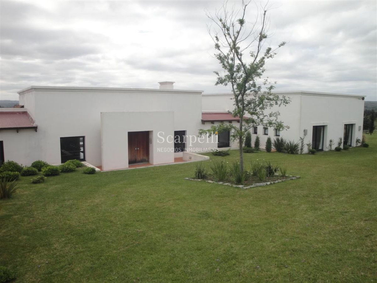 Chacra ID.16382 - Pueblo Edén: Maldonado proximo a Ciudad de Minas Lavalleja: Gran Casco con Piscina y todas las Comodidades