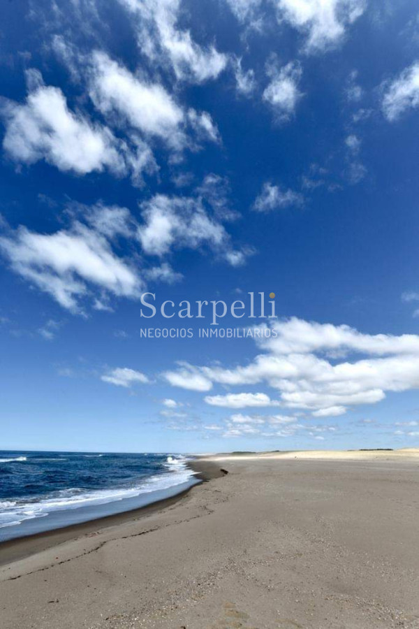 Campo Ref.46797 - Importante Chacra Marítima Proximo Cabo Polonio Uruguay con Playa practicamente privada en casi 1 km. de extensión frente al Océano Atlántico.-
