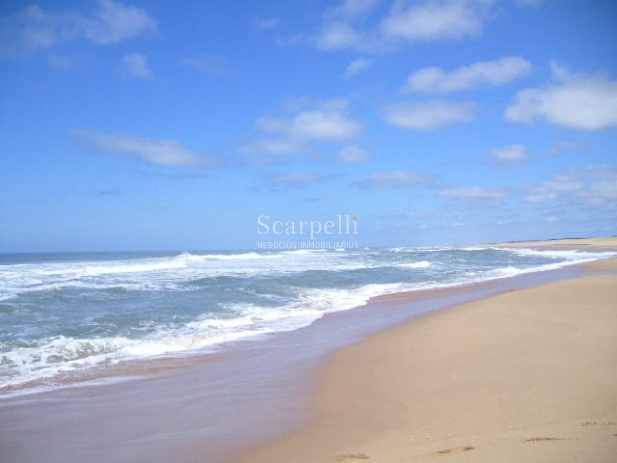 Campo Ref.46797 - Importante Chacra Marítima Proximo Cabo Polonio Uruguay con Playa practicamente privada en casi 1 km. de extensión frente al Océano Atlántico.-