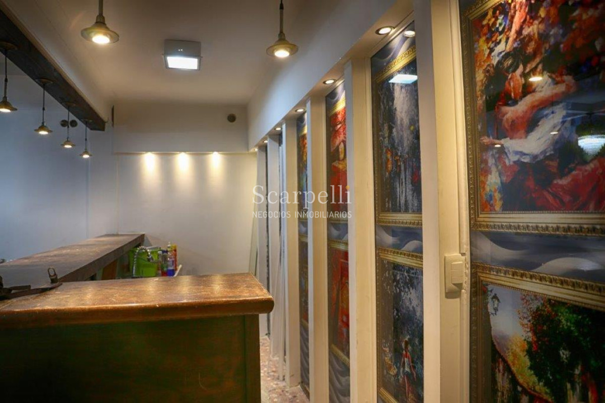 Local Comercial ID.10584 - Local de Categoría y Estilo frente al Teatro Solis único en Uruguay por su fineza y terminaciones principio siglo XX