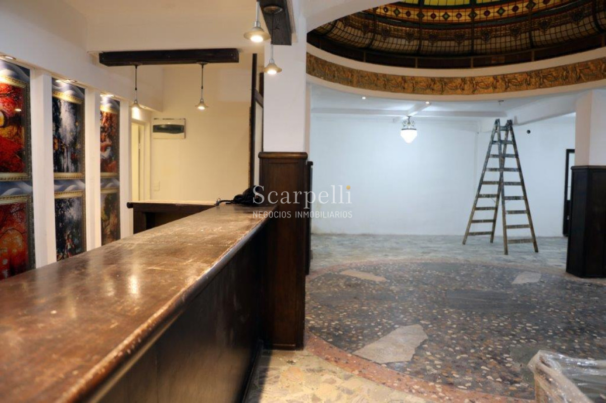 Local Comercial ID.10584 - Local de Categoría y Estilo frente al Teatro Solis único en Uruguay por su fineza y terminaciones principio siglo XX
