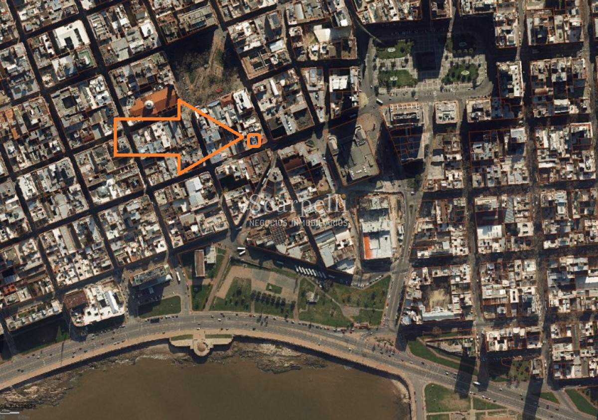 Local Comercial ID.10584 - Local de Categoría y Estilo frente al Teatro Solis único en Uruguay por su fineza y terminaciones principio siglo XX