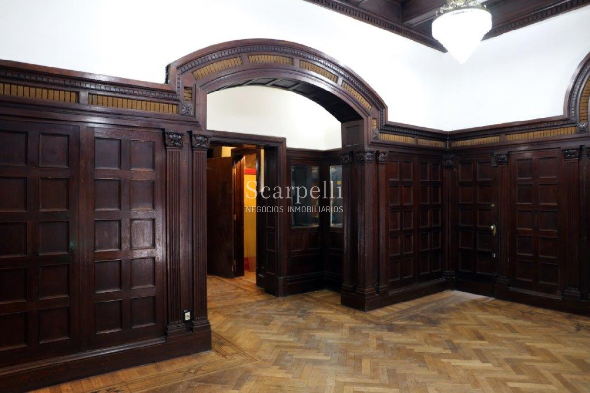 Local Comercial ID.10584 - Local de Categoría y Estilo frente al Teatro Solis único en Uruguay por su fineza y terminaciones principio siglo XX