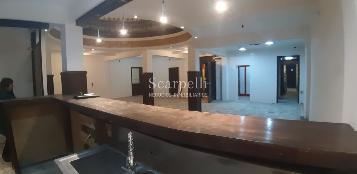 Local Comercial ID.10584 - Local de Categoría y Estilo frente al Teatro Solis único en Uruguay por su fineza y terminaciones principio siglo XX