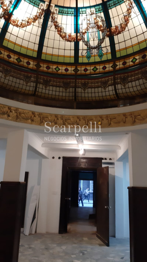 Local Comercial ID.10584 - Local de Categoría y Estilo frente al Teatro Solis único en Uruguay por su fineza y terminaciones principio siglo XX