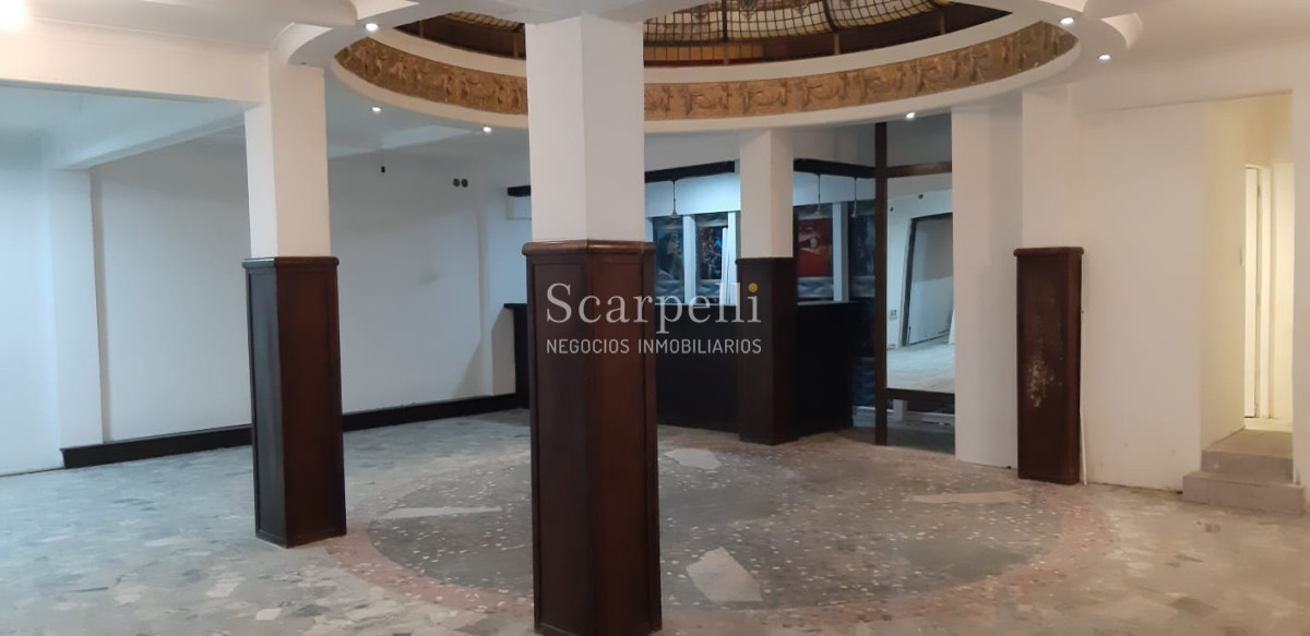 Local Comercial ID.10584 - Local de Categoría y Estilo frente al Teatro Solis único en Uruguay por su fineza y terminaciones principio siglo XX