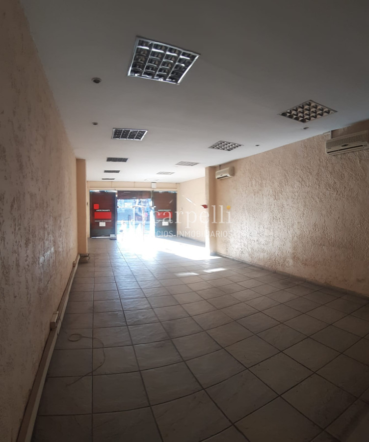 Local Comercial ID.19849 - Gran Local sobre 8 de Octubre a pasos de José Batlle y Ordoñez: Dentro del mayor flujo peatonal de la Union.-