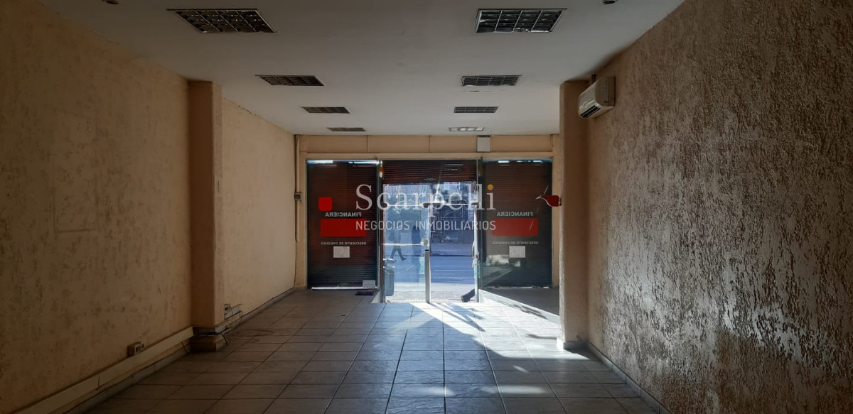 Local Comercial ID.19849 - Gran Local sobre 8 de Octubre a pasos de José Batlle y Ordoñez: Dentro del mayor flujo peatonal de la Union.-