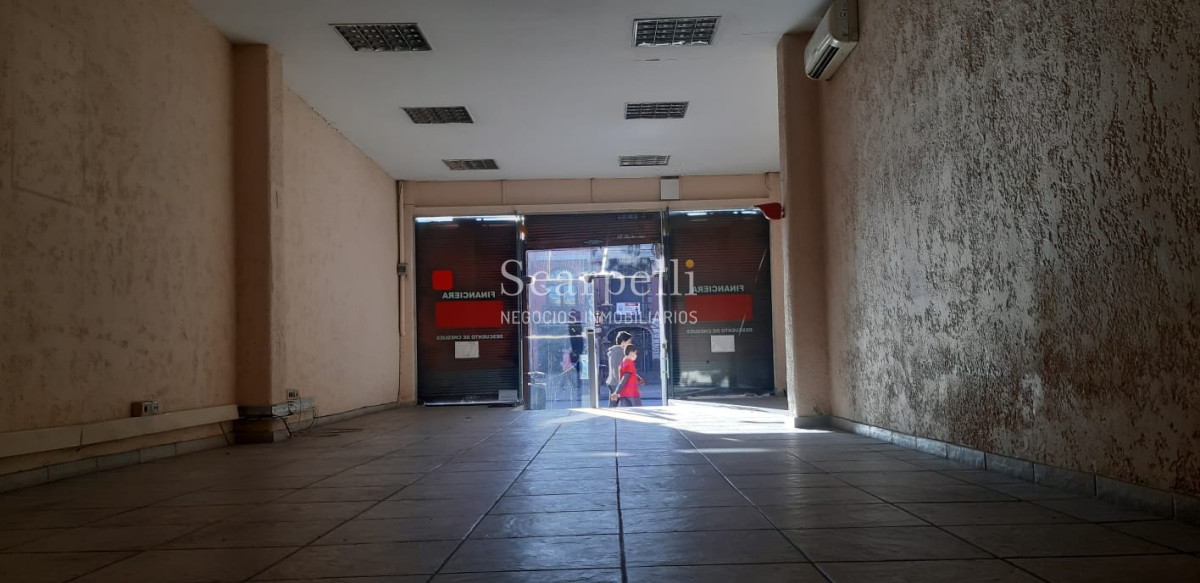 Local Comercial ID.19849 - Gran Local sobre 8 de Octubre a pasos de José Batlle y Ordoñez: Dentro del mayor flujo peatonal de la Union.-