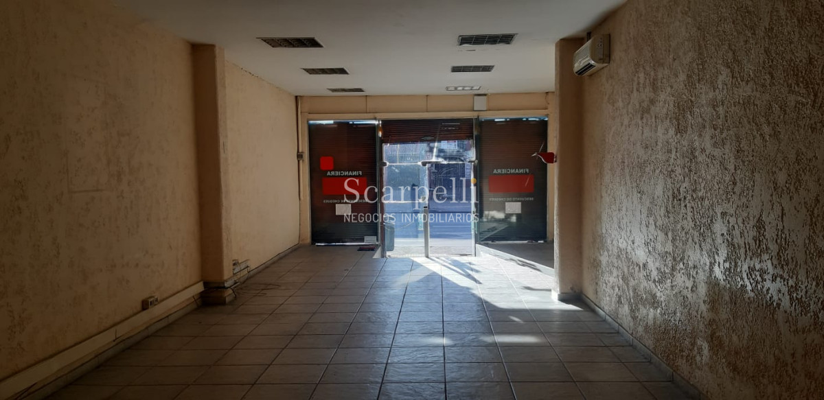 Local Comercial ID.19849 - Gran Local sobre 8 de Octubre a pasos de José Batlle y Ordoñez: Dentro del mayor flujo peatonal de la Union.-