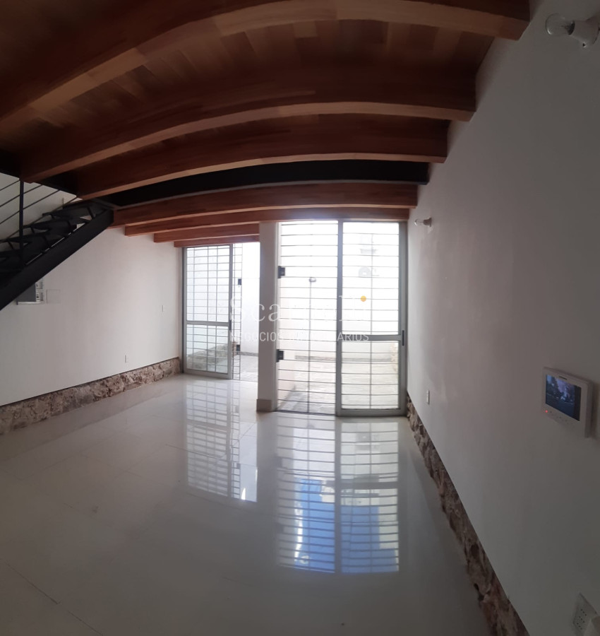 Local Comercial ID.25593 - Local Punta Carretas Ideal Oficina Clínica Consultorio Estudio muy cerca del eje Comercial 21 de Setiembre prox. Ellauri