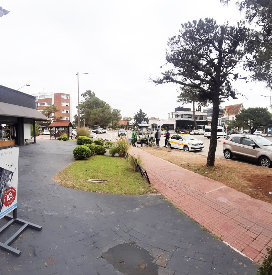 Local Comercial ID.30069 - Local en Alquiler a mts. de Arocena Próximo Ancap y Hotel Casino Carrasco.-