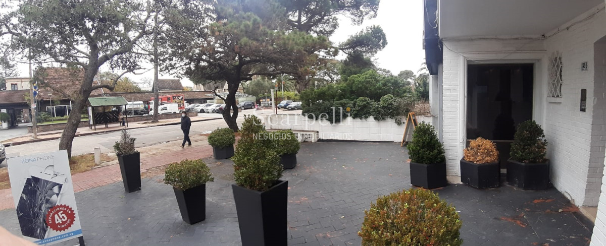 Local Comercial ID.30069 - Local en Alquiler a mts. de Arocena Próximo Ancap y Hotel Casino Carrasco.-
