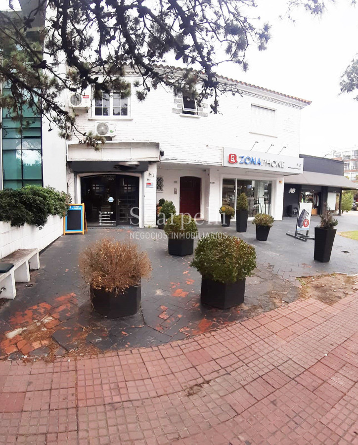 Local Comercial ID.30069 - Local en Alquiler a mts. de Arocena Próximo Ancap y Hotel Casino Carrasco.-
