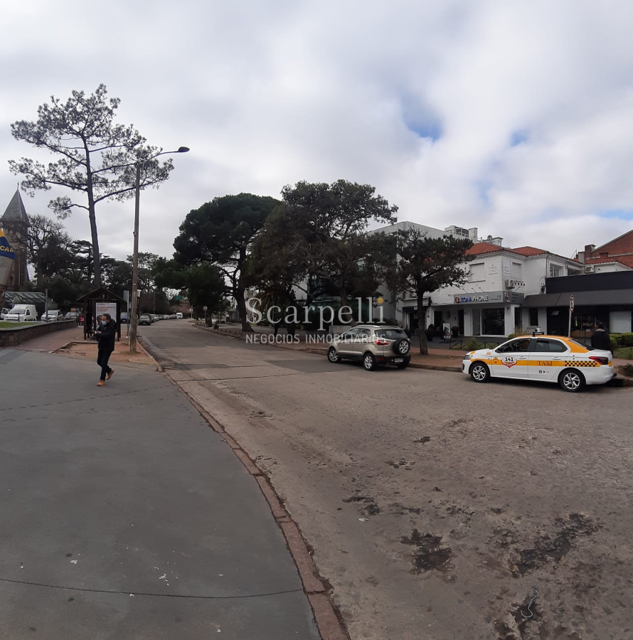 Local Comercial ID.30069 - Local en Alquiler a mts. de Arocena Próximo Ancap y Hotel Casino Carrasco.-