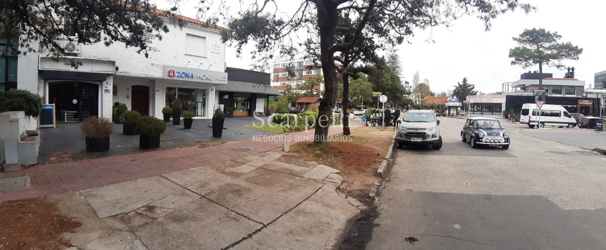 Local Comercial ID.30069 - Local en Alquiler a mts. de Arocena Próximo Ancap y Hotel Casino Carrasco.-