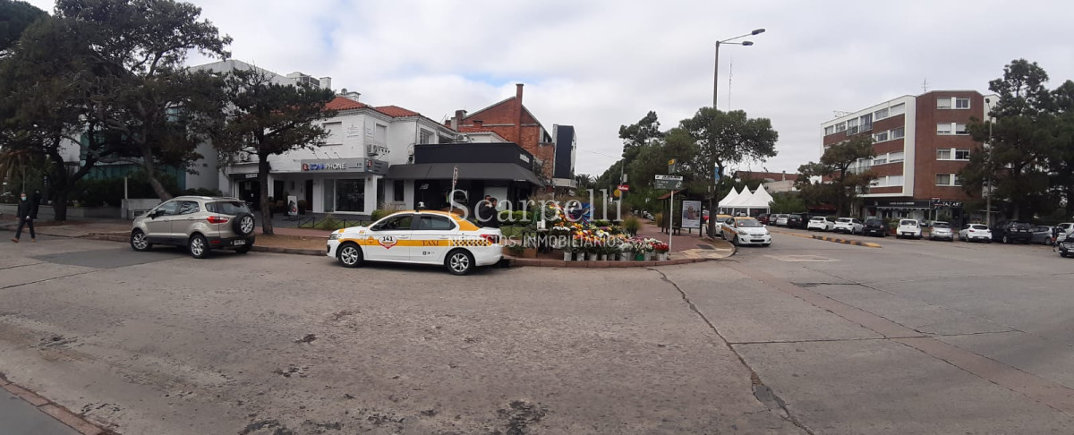 Local Comercial ID.30069 - Local en Alquiler a mts. de Arocena Próximo Ancap y Hotel Casino Carrasco.-