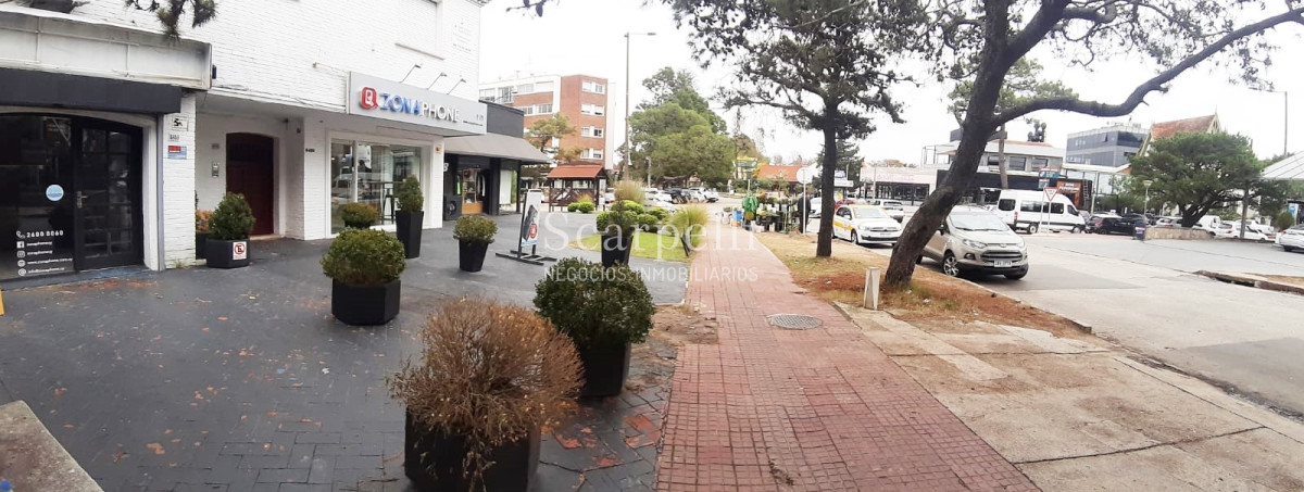 Local Comercial ID.30069 - Local en Alquiler a mts. de Arocena Próximo Ancap y Hotel Casino Carrasco.-